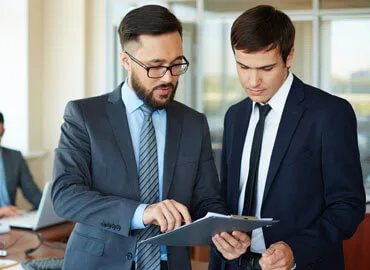 Provides expertise on legal matters and compliance. - 黑白体育